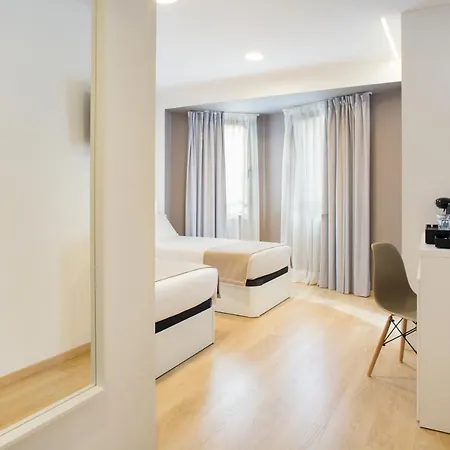 Ginosi Pedralbes Hotel 3*